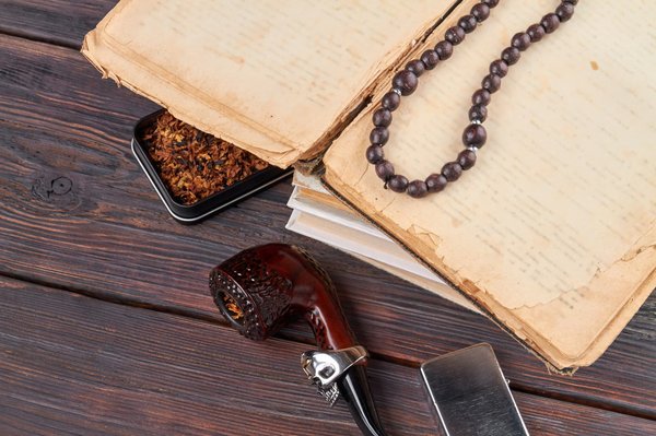 Quels accessoires privilégier pour un look de soirée avec une robe bustier?